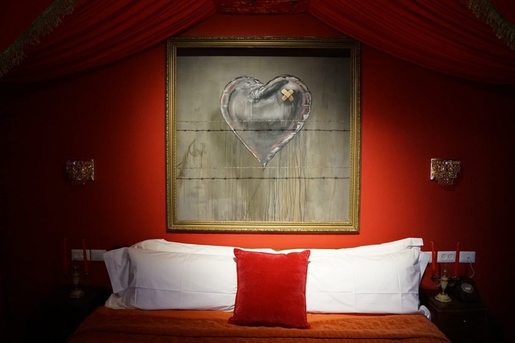 źródło: walledoffhotel.com