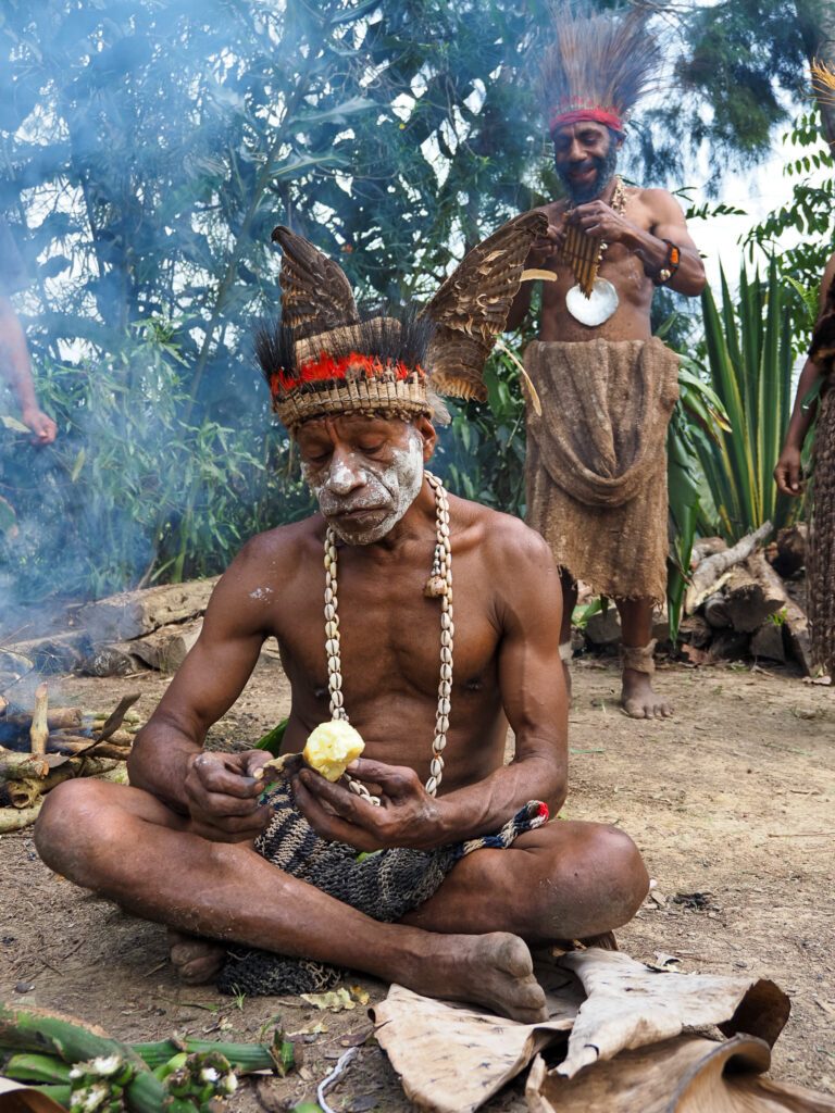 Papua Nowa Gwinea - plemiona - Szpilki w plecaku